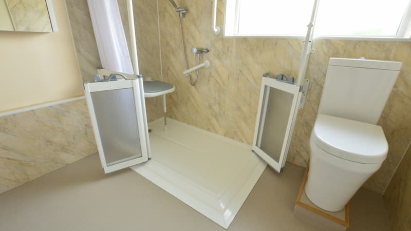 easy access shower with seat